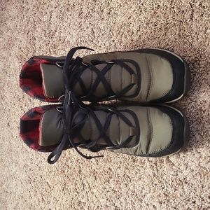 Womens cold weather/snow boot.